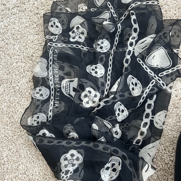 Alexander McQueen Accessories - Alexandra, McQueen Skull Print Scarf
